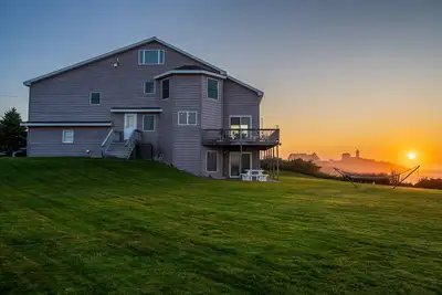 Image de Superbe Nubble Lighthouse & Ocean Views, 3891 pieds carrés 267 'de côte rocheuse!