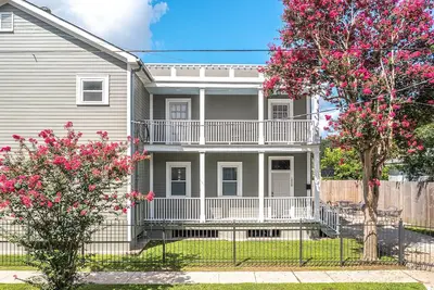 Image de Garden District (2br) Maison de ville avec parking fermé - Spécial juillet et août