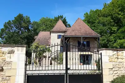 Image de Belle maison familiale avec piscine privée sur une vallée de la vallée de la Dordogne