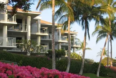 Image de Condo de luxe rénové avec une vue partielle sur l'océan A206