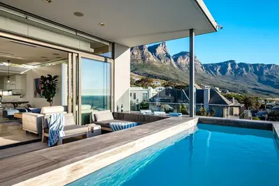 Image de Luxueux Balinaise 6 Bed Camps Bay Villa avec piscine