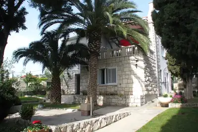 Image de Elégant unique Construire 1er rang mer avec grand jardin pour 5-10 personnes à faible