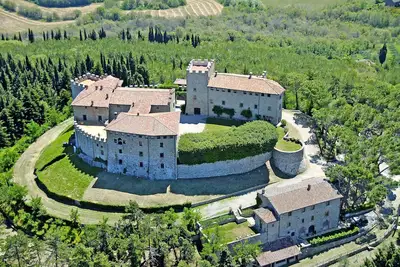 Image de Château et établissement vinicole. Une véritable expérience de la vie à la campagne italienne.