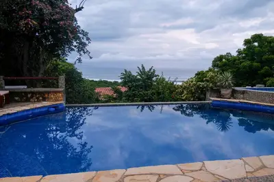 Image de Vue phénoménale sur l'océan depuis la piscine à débordement. «Maison très haut de gamme».