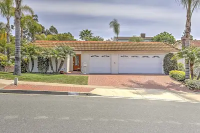 Image de Laguna Niguel - Maison 4 étages sur 1 chambre avec patio - 4 miles de la plage!