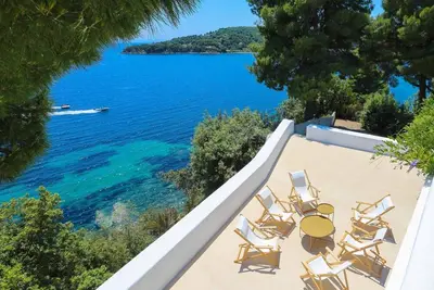 Image de Villa grecque en bord de mer à Skiathos avec plage de sable semi-privée