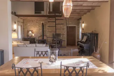 Beautiful design villa amongst vineyards, with pool, Bbc & mountains views