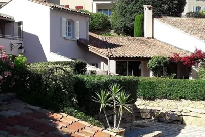 Image de Maison avec jardin. Clim au RdC et ds chambre á l'étage. WiFi. Piscines. Golf. Tennis