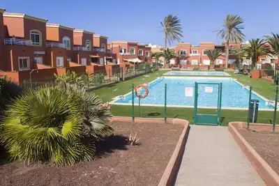 Image de Belle Maison De Ville Dans Un Quartier RÉSIDENTIEL Avec De Grandes Piscines