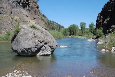 Image de Cabine isolée de la rivière Dearborn avec 3\/4 mi de façade sur la rivière et 72 acres à parcourir