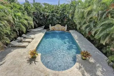Image de Maison d'architecte neuve avec piscine chauffée et bain à remous