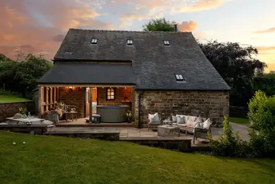Image de Magnifique Grange À Faisceau 5 * De Luxe, Hot Tub, BRÛLEUR De BÛCHES, Hameau De Quictier