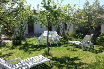 Image de Proche du centre et du port, Maisonnette avec grand jardin privé