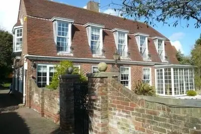 Image de Belle maison en bord de mer de luxe avec grand jardin arrière isolée