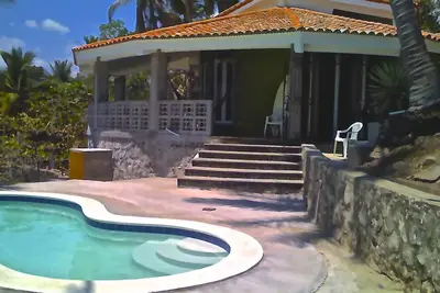 Image de Beach Front House, Surf K59 & K61, piscine, grande propriété, accès à la plage privée!