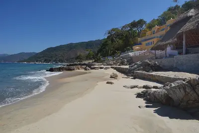 Playasola - 3 Acre Oceanfront Villa avec plage de sable privée.