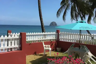 Image de villa à 4 mètres de la plage avec sa piscine, proche de toutes commodités