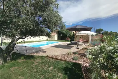 Image de Villa Spacieuse avec Grand Jardin et Piscine pres Avignon