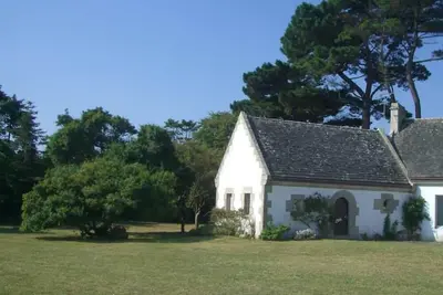 Image de Petite maison dans un jardin au bord de la plage