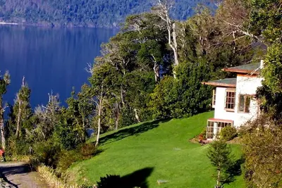 Image de Vue imprenable sur le lac Patagonia Farm Home dans le sud spectaculaire du Chili