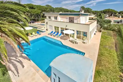 Image de Large 5 bed. private pool, close to amenites, free air conditioning and wifi
