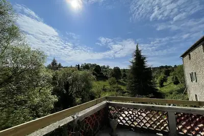 Image de Maison familiale avec terrasse et balcon