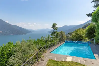 Image de paradis de vacances avec panoramique spectaculaire, piscine intérieure - Cheminée extérieure, piscine extérieure