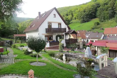 Image de appartement bien équipé dans un endroit calme de la forêt