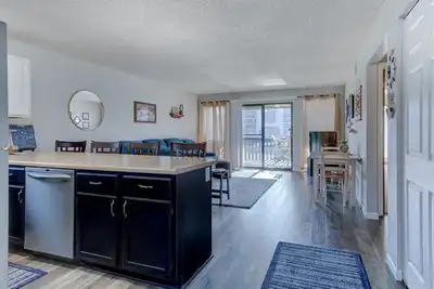 Image de Vente! -2bd / 2bth, front de mer, superbe piscine sur le point, bain à remous, communauté fermée