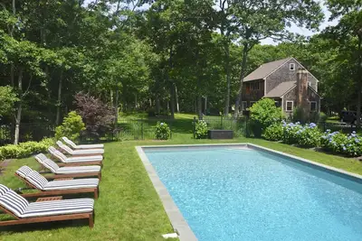 Image de Hamptons récemment rénovés et décorés par des professionnels Accueil entouré d'une réserve