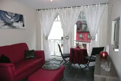 Image de Moderne chalet équipé pour deux sur le bord de la vieille ville historique.