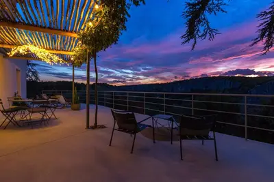 Gîte de charme, jacuzzi, vue exceptionnelle à 180° sur les Gorges de l'Ardèche