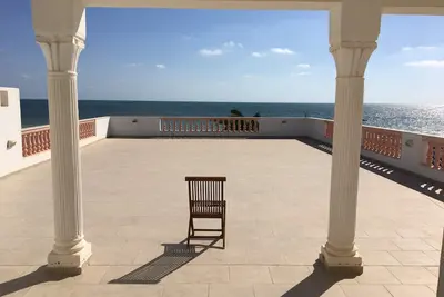 Image de Maison En Bord De Plage --- Grande Terrasse Avec Vue Panoramique Sur La Mer