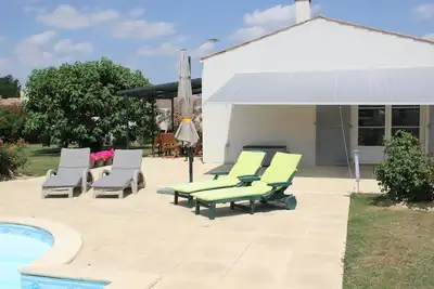 Image de Maison et piscine Privee chauffée, totalement clôturée de murs Animaux acceptés