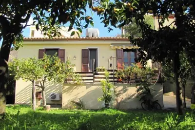 Cottage dans une plantation d'agrumes près de la mer