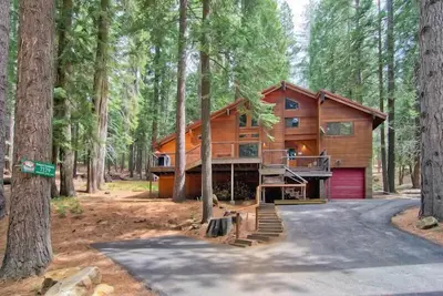 Image de Yosemite Crossroads est un grand chalet de montagne à trois niveaux avec 3 chambres et 2 salles de bains
