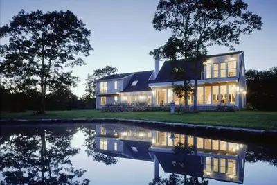 Image de Maison conçue par un architecte Oyster Pond avec piscine, climatisation centrale, accès à la plage