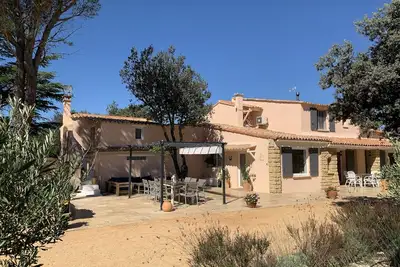 Image de Propriété 20 personnes avec ses 3 gîtes à 10 mn Uzès, piscine au sel, au calme