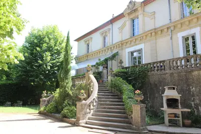 Image de Belle maison de caractère avec grand parc arboré et fleuri.