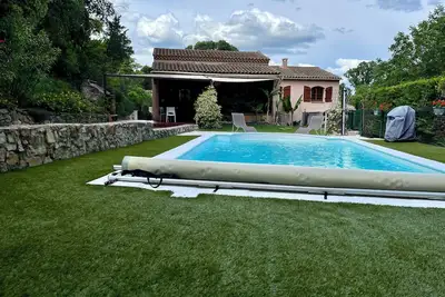 Image de Maison individuelle climatisée avec piscine au calme dans petit hameau