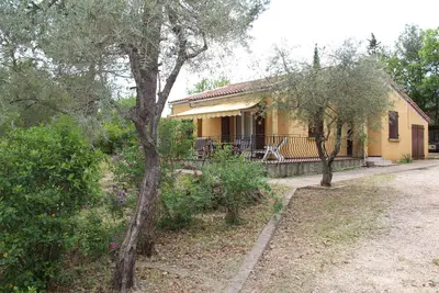 Image de Villa de plain-pied rénovée dans quartier résidentiel calme