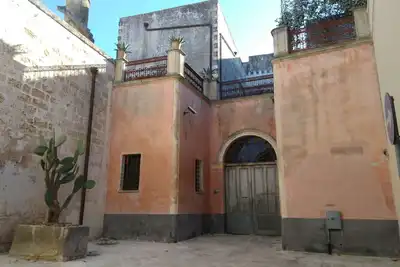 Image de An old castle by the sea