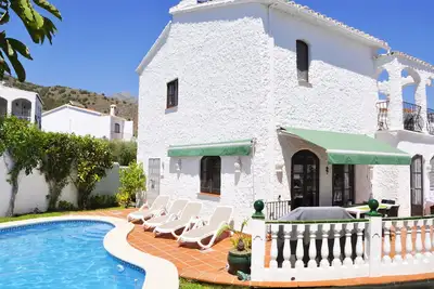 Image de Villa individuelle avec piscine privée et vue mer / montagne dans le village d'El Capistrano