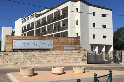 Image de appartement récent  T3  dans résidence proche de tous commerces avec piscine