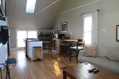 Image de Situé au cœur du village allemand historique à un pâté de maisons de Schiller Park
