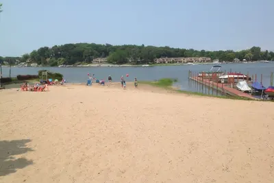 Image de Chalet Jaune - 150 ÉTAPES Pour Une Plage PRIVÉE Sur Le Lac De Printemps