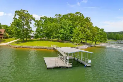 Image de Smith Lake Rentals & Sales - Le Confort Sud De Kelley - Terrain plat, rampe de mise à l'eau sur la propriété
