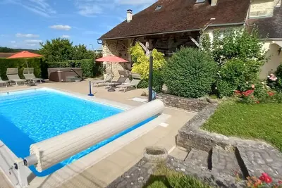 Image de Maison pour vous seuls 8 ch 4*, Chablis, piscine chauffée, Spa Clim W-E, semaine