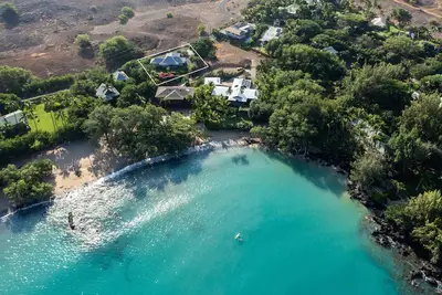 Image de Waialea Bay ~ Étapes vers la plage de sable ~ Vue sur l'océan ~