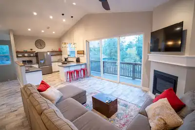 Image de Downtown Brand New Modern Mountain Home - Grands groupes Bienvenue!